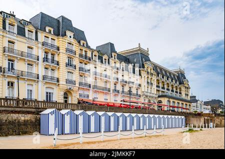 Le Grand Hôtel de Cabourg avec ses cabines de plage, France Banque D'Images