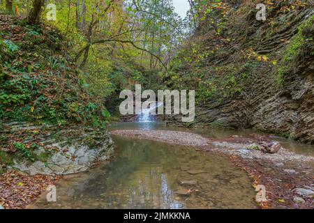 Chutes d'eau de Rufabrigo Creek, Adygea, Russie Banque D'Images