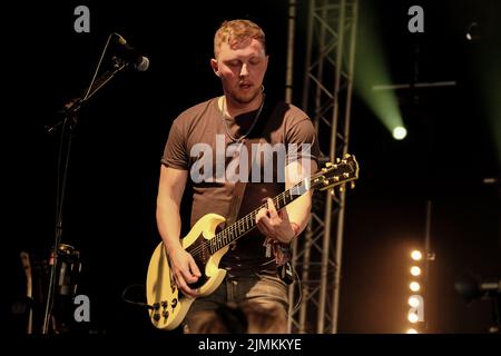 Kyle Peters, guitariste électrique avec le groupe folk britannique Ferocious Dog, se produit en direct sur scène au festival Wickham. Ferocious Dog est un groupe de six musiciens qui s'occupe d'une veine vibrante de punk rock infusé par le peuple celtique, qui s'enjambe confortablement entre Billy Bragg et The Levelers. Le groupe a des visites guidées du Royaume-Uni et de l'Europe, au Kenya et à Dubaï, des festivals comme Bearded Theory, Alchemy, Deerstock, Farmer Phil Festival, Splendor, Lowlands (pays-Bas), Festival de Glastonbury et beaux jours parmi beaucoup d'autres. Banque D'Images