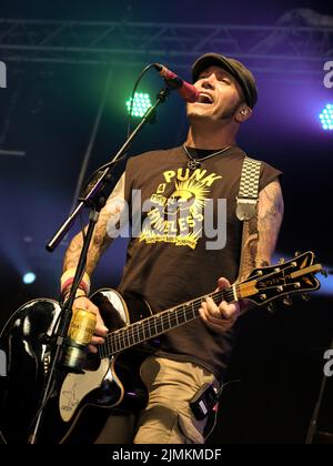 Ken Bonsall, chanteur et guitariste avec le groupe folk britannique Ferocious Dog vu en live sur scène au festival Wickham. Ferocious Dog est un groupe de six musiciens qui s'occupe d'une veine vibrante de punk rock infusé par le peuple celtique, qui s'enjambe confortablement entre Billy Bragg et The Levelers. Le groupe a des visites guidées du Royaume-Uni et de l'Europe, au Kenya et à Dubaï, des festivals comme Bearded Theory, Alchemy, Deerstock, Farmer Phil Festival, Splendor, Lowlands (pays-Bas), Festival de Glastonbury et beaux jours parmi beaucoup d'autres. (Photo par Dawn Fletcher-Park/SOPA Images/Sipa USA) Banque D'Images