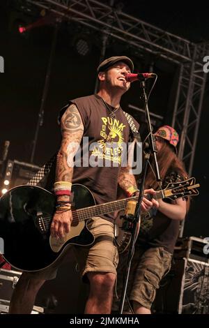 Ken Bonsall, chanteur et guitariste avec le groupe folk britannique Ferocious Dog vu en live sur scène au festival Wickham. Ferocious Dog est un groupe de six musiciens qui s'occupe d'une veine vibrante de punk rock infusé par le peuple celtique, qui s'enjambe confortablement entre Billy Bragg et The Levelers. Le groupe a des visites guidées du Royaume-Uni et de l'Europe, au Kenya et à Dubaï, des festivals comme Bearded Theory, Alchemy, Deerstock, Farmer Phil Festival, Splendor, Lowlands (pays-Bas), Festival de Glastonbury et beaux jours parmi beaucoup d'autres. (Photo par Dawn Fletcher-Park/SOPA Images/Sipa USA) Banque D'Images