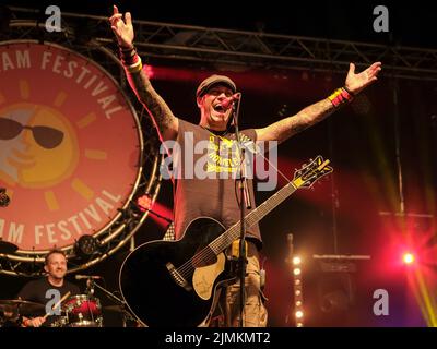 Ken Bonsall, chanteur et guitariste avec le groupe folk britannique Ferocious Dog vu en live sur scène au festival Wickham. Ferocious Dog est un groupe de six musiciens qui s'occupe d'une veine vibrante de punk rock infusé par le peuple celtique, qui s'enjambe confortablement entre Billy Bragg et The Levelers. Le groupe a des visites guidées du Royaume-Uni et de l'Europe, au Kenya et à Dubaï, des festivals comme Bearded Theory, Alchemy, Deerstock, Farmer Phil Festival, Splendor, Lowlands (pays-Bas), Festival de Glastonbury et beaux jours parmi beaucoup d'autres. (Photo par Dawn Fletcher-Park/SOPA Images/Sipa USA) Banque D'Images