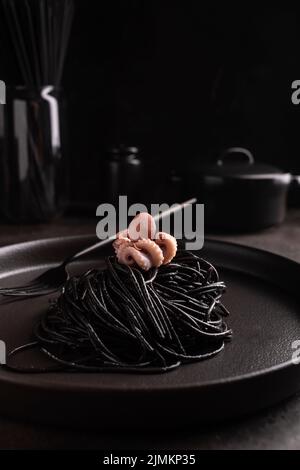 Spaghetti noirs à l'encre de seiches et poulpe bouillie Banque D'Images