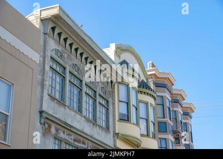 Quartier avec bâtiments résidentiels complexes à San Francisco, Californie. Il y a un bâtiment sur la gauche avec de la peinture de mur décolorée à côté de l'extérieur Banque D'Images