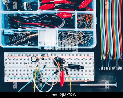 carte d'expérimentation des outils essentiels de l'ingénieur en électronique Banque D'Images