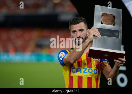 Valence, Espagne. 6th août 2022. José Luis Gaya de Valence tient le trophée après le match de Trophée Orange entre Valencia CF d'Espagne et Atalanta d'Italie à Valence, Espagne, le 6 août 2022. Crédit: Pablo Morano/Xinhua/Alay Live News Banque D'Images