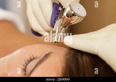 Femme dans le salon de beauté pendant la thérapie d'oxydation bio Banque D'Images