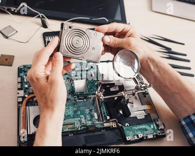 loupe du disque dur de diagnostic de l'ordinateur Banque D'Images