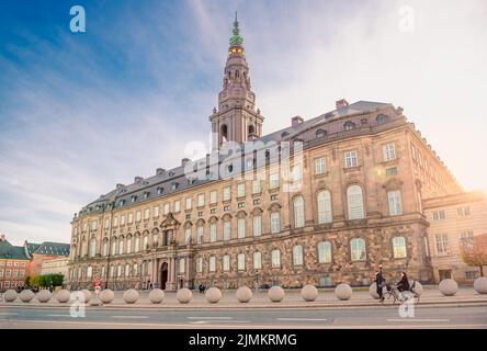 Palais de Christiansborg avec tour de Christiansborg - le siège du Parlement danois aux rayons du soleil couchant. Copenhague, Banque D'Images