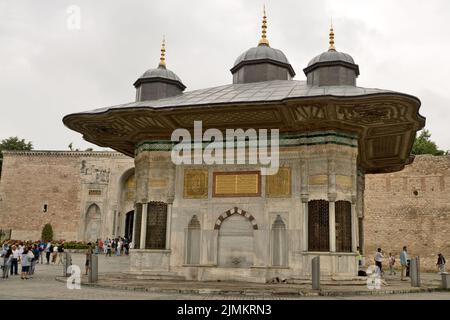 Palais de Topkapi, Istanbul, Turquie : la fontaine d'Ahmed III en face de la porte du Sultan. Banque D'Images