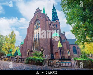 Le centre d'art contemporain Nikolaj qui occupe l'ancienne église Saint-Nicolas et le terrain de jeu de Nikolaj Plads. Copenhague, D. Banque D'Images