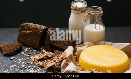 produits biologiques de la maison fromage lait pain Banque D'Images