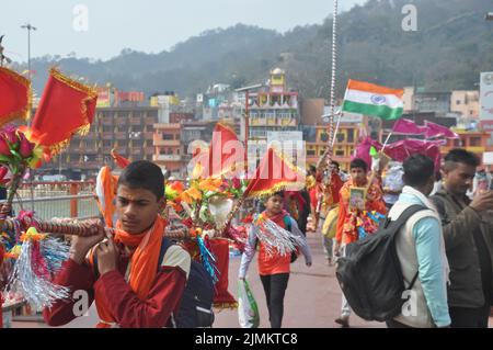 Haridwar, Uttarakhand, Inde - 02 25 2022: Maha Shivratri - personnes en visite pour rejoindre Kavad ou Kanwar (kanvar) Yatra qui est un voyage annuel de pèlerinage des fidèles de Lord Shiva. Banque D'Images