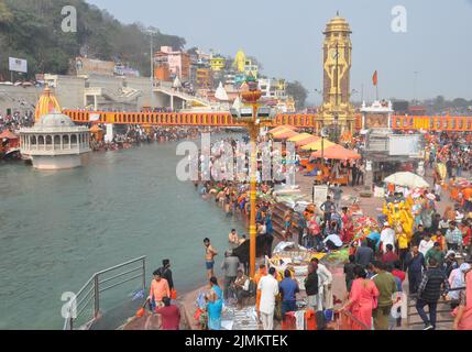 Haridwar, Uttarakhand, Inde - 02 25 2022: Les gens qui prennent le bain dans le fleuve Saint Ganga à Har Ki Pauri Ghat pendant Maha Shivratri et Kanwar Yatra. Banque D'Images