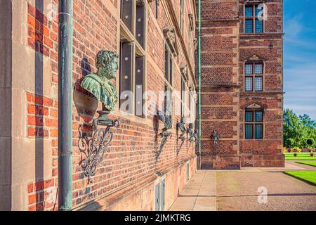 Figures de bronze de Danois éminents sur une façade en brique rouge du château royal de Rosenborg à Copenhague, Danemark Banque D'Images