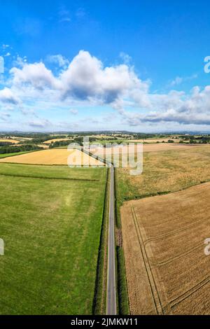 Vue aérienne des champs agricoles à usage mixte dans la campagne du West Yorkshire à Eccup, près de Leeds. L'agriculture de la terre, tant pour les cultures que pour le bétail, est typique de la région. Banque D'Images