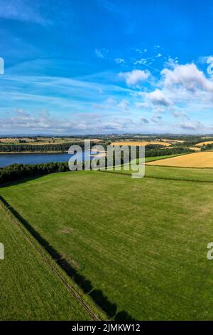 Vue aérienne des champs agricoles à usage mixte dans la campagne du West Yorkshire à Eccup, près de Leeds. L'agriculture de la terre, tant pour les cultures que pour le bétail, est typique de la région. Banque D'Images