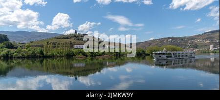 Vue panoramique d'un bateau de croisière fluvial en amont sur le fleuve Douro Banque D'Images