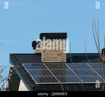 Toit d'un bâtiment résidentiel avec panneaux solaires. Concept d'énergie verte et d'indépendance énergétique Banque D'Images