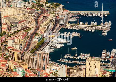 Vue aérienne du port Hercules de Monaco au coucher du soleil, Monte-Carlo, un énorme bateau de croisière est amarré dans le port de plaisance, vue de la vie de la ville de la T. Banque D'Images