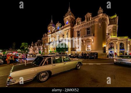 Monaco, Monte Carlo, 21 août 2019 : voiture Mercedes Benz d'époque près de l'hôtel Paris et casino de nuit, lumières de la place cas Banque D'Images