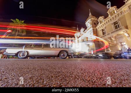 Monaco, Monte Carlo, 21 août 2019 : voiture Mercedes Benz d'époque près de l'hôtel Paris et casino de nuit, lumières de la place cas Banque D'Images