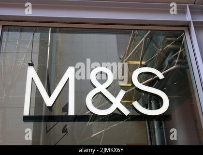 Panneau au-dessus d'une succursale d'un magasin Marks and spencer dans le centre-ville de manchester Banque D'Images