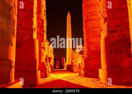 Scène nocturne du complexe du temple de Karnak à Louxor. Banque D'Images