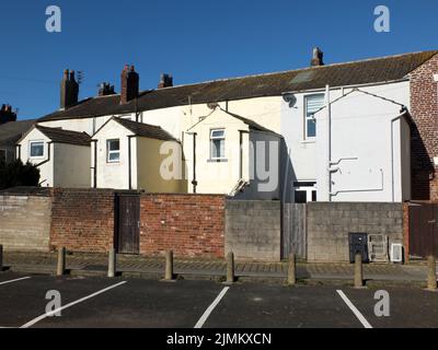 Vue arrière d'une rangée de blanc et jaune peint typique petite terrasse anglaise dans fleetwood lancashire Banque D'Images