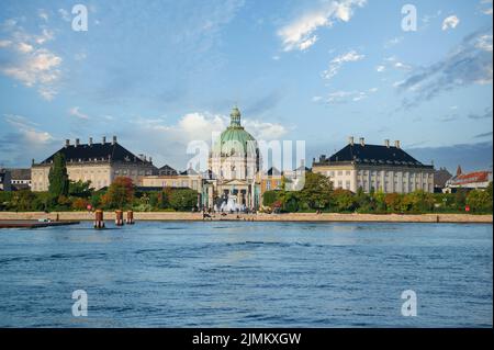 Vue sur l'église Marble Frederiks du palais d'Amalienborg, sur les rives du canal. Copenhague, Danemark Banque D'Images