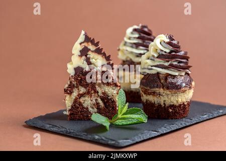 Petits gâteaux au chocolat en marbre et à la vanille. Banque D'Images