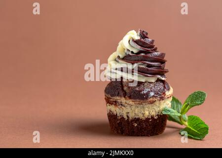 Petits gâteaux en marbre avec crème au chocolat et à la vanille. Banque D'Images