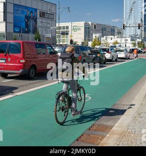 Cycliste à l'heure de pointe sur une voie verte dans le centre de Berlin Banque D'Images