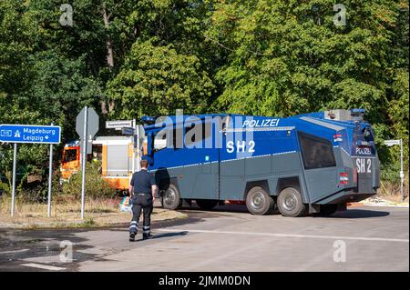 Berlin, Allemagne. 07th août 2022. Des pompiers et des véhicules de police se trouvent près du lieu de l'incendie au site de dynamitage de la police de Berlin à Grunewald. Jeudi 04.08.2022, un incendie avait éclaté sur le site de dynamitage. Le site de dynamitage stocke les munitions que les experts en la matière rendent normalement inoffensives. Malgré l'effet initial des mesures d'extinction, l'incendie au Grunewald de Berlin demeure un « danger énorme » de l'avis du service des incendies. Credit: Christophe bateau/dpa/Alay Live News Banque D'Images