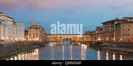 Coucher de soleil sur le Ponte Vecchio - Vieux Pont - à Florence, Italie. Banque D'Images