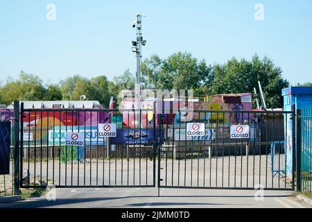 Fermeture des panneaux aux portes de Liquid Leisure à Windsor, après la mort d'une fille de 11 ans. Les services d'urgence ont été appelés vers 3,55pm samedi pour faire état de la difficulté de l'enfant au parc aquatique près de Datchet. Date de la photo: Dimanche 7 août 2022. Banque D'Images