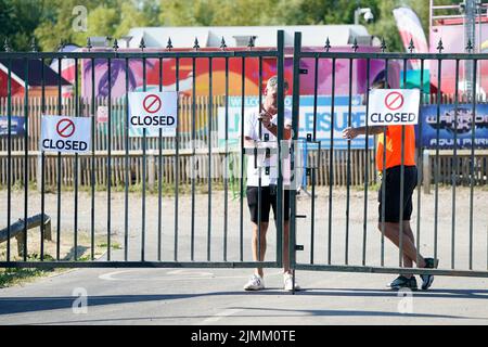 Fermeture des panneaux aux portes de Liquid Leisure à Windsor, après la mort d'une fille de 11 ans. Les services d'urgence ont été appelés vers 3,55pm samedi pour faire état de la difficulté de l'enfant au parc aquatique près de Datchet. Date de la photo: Dimanche 7 août 2022. Banque D'Images