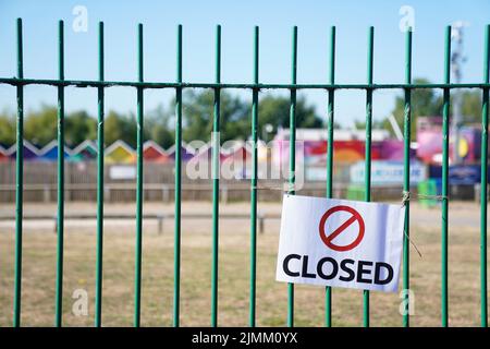 Fermeture des panneaux aux portes de Liquid Leisure à Windsor, après la mort d'une fille de 11 ans. Les services d'urgence ont été appelés vers 3,55pm samedi pour faire état de la difficulté de l'enfant au parc aquatique près de Datchet. Date de la photo: Dimanche 7 août 2022. Banque D'Images