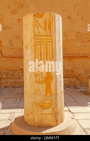 Hiéroglyphes et relief sur la colonne brisée du tribunal d'Amun dans le temple mortuaire de Hutschepsut. Banque D'Images