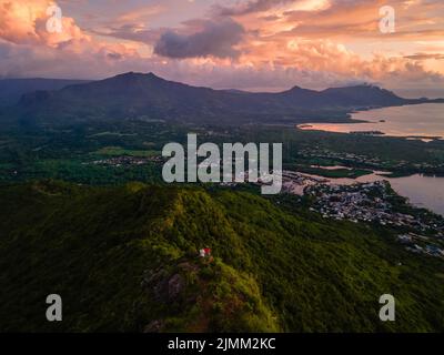 Maurice, vue de la montagne au coucher du soleil, Parc national des Gorges de la rivière Noire Maurice, couple homme et femme regardant le coucher du soleil Banque D'Images