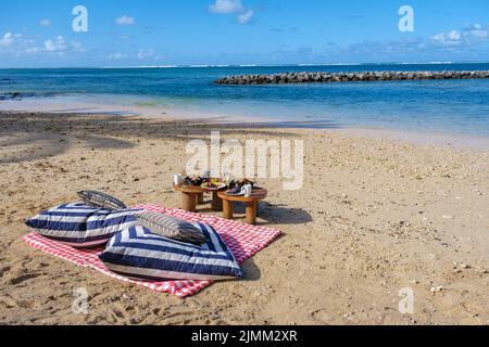 Petit déjeuner sur la plage, petit déjeuner sur une plage tropicale à l'île Maurice Banque D'Images