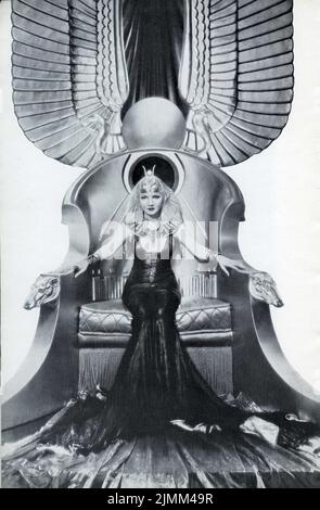 CLAUDETTE COLBERT sur son trône à CLEOPATRA 1934 réalisateur CECIL B. Demille Miss Colbert costumes Travis Banton Paramount photos Banque D'Images