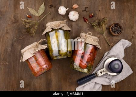 Pots avec vue sur le dessus et légumes conservés Banque D'Images