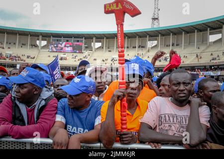 Nairobi, Kenya. 6th août 2022. Les partisans Umoja Kenya Kwanza partagent des slogans politiques lors du rassemblement final des coalitions au stade Kasarani à Nairobi, au Kenya. Le rallye final Azimio la Umoja One Kenya au stade international moi-Kasarani. (Credit image: © Donwilson Odhiambo/ZUMA Press Wire) Banque D'Images