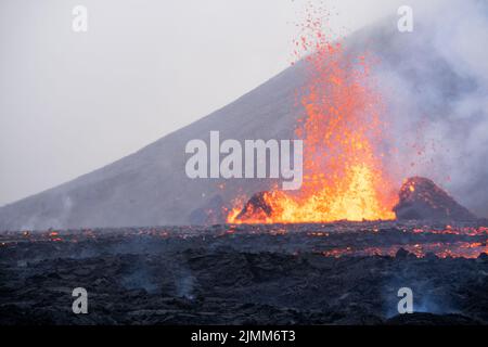 Des projections de lave ont lieu au cours d'une petite éruption volcanique au Mont Fagradalsfjall, dans le sud-ouest de l'Islande, en août 2022. Banque D'Images