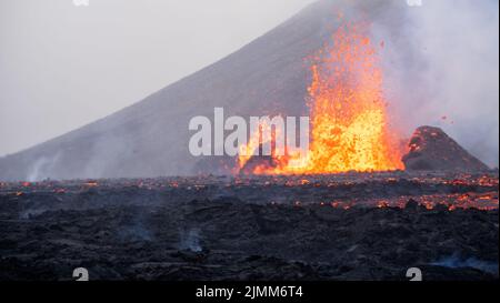 Des projections de lave ont lieu au cours d'une petite éruption volcanique au Mont Fagradalsfjall, dans le sud-ouest de l'Islande, en août 2022. Banque D'Images