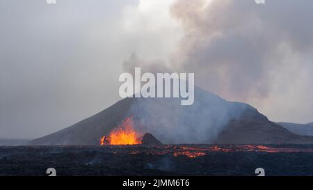 Des projections de lave ont lieu au cours d'une petite éruption volcanique au Mont Fagradalsfjall, dans le sud-ouest de l'Islande, en août 2022. Banque D'Images