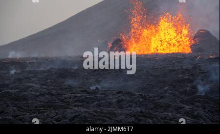 Des projections de lave ont lieu au cours d'une petite éruption volcanique au Mont Fagradalsfjall, dans le sud-ouest de l'Islande, en août 2022. Banque D'Images