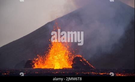 Des projections de lave ont lieu au cours d'une petite éruption volcanique au Mont Fagradalsfjall, dans le sud-ouest de l'Islande, en août 2022. Banque D'Images