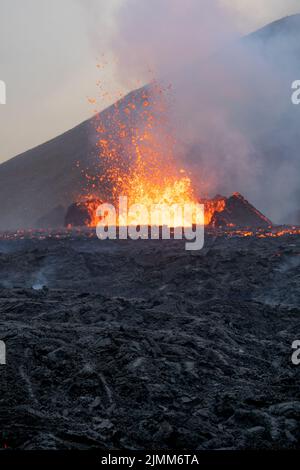 Des projections de lave ont lieu au cours d'une petite éruption volcanique au Mont Fagradalsfjall, dans le sud-ouest de l'Islande, en août 2022. Banque D'Images